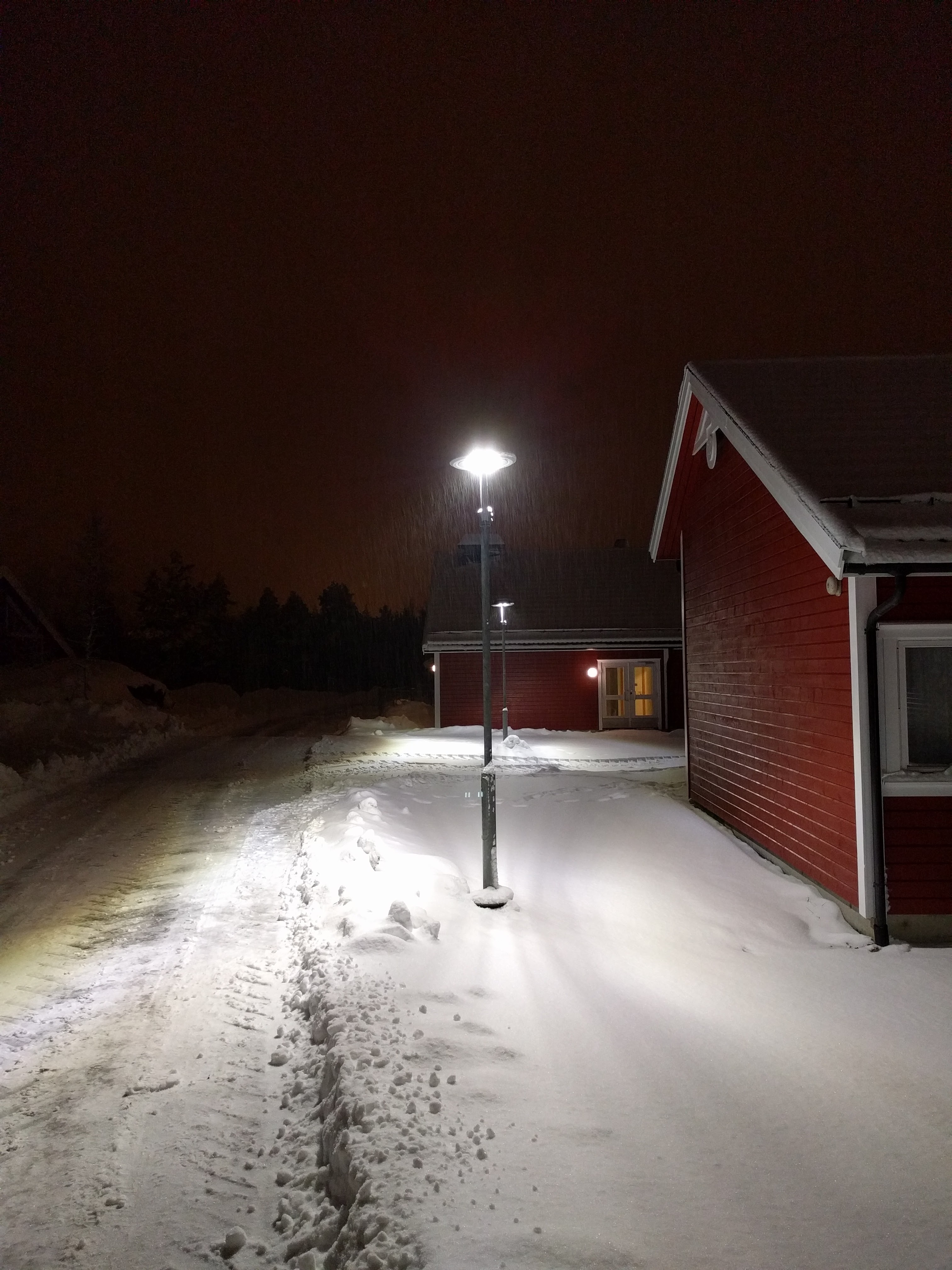 I mørket er det fint med gatelys som lyser opp veien. foto.