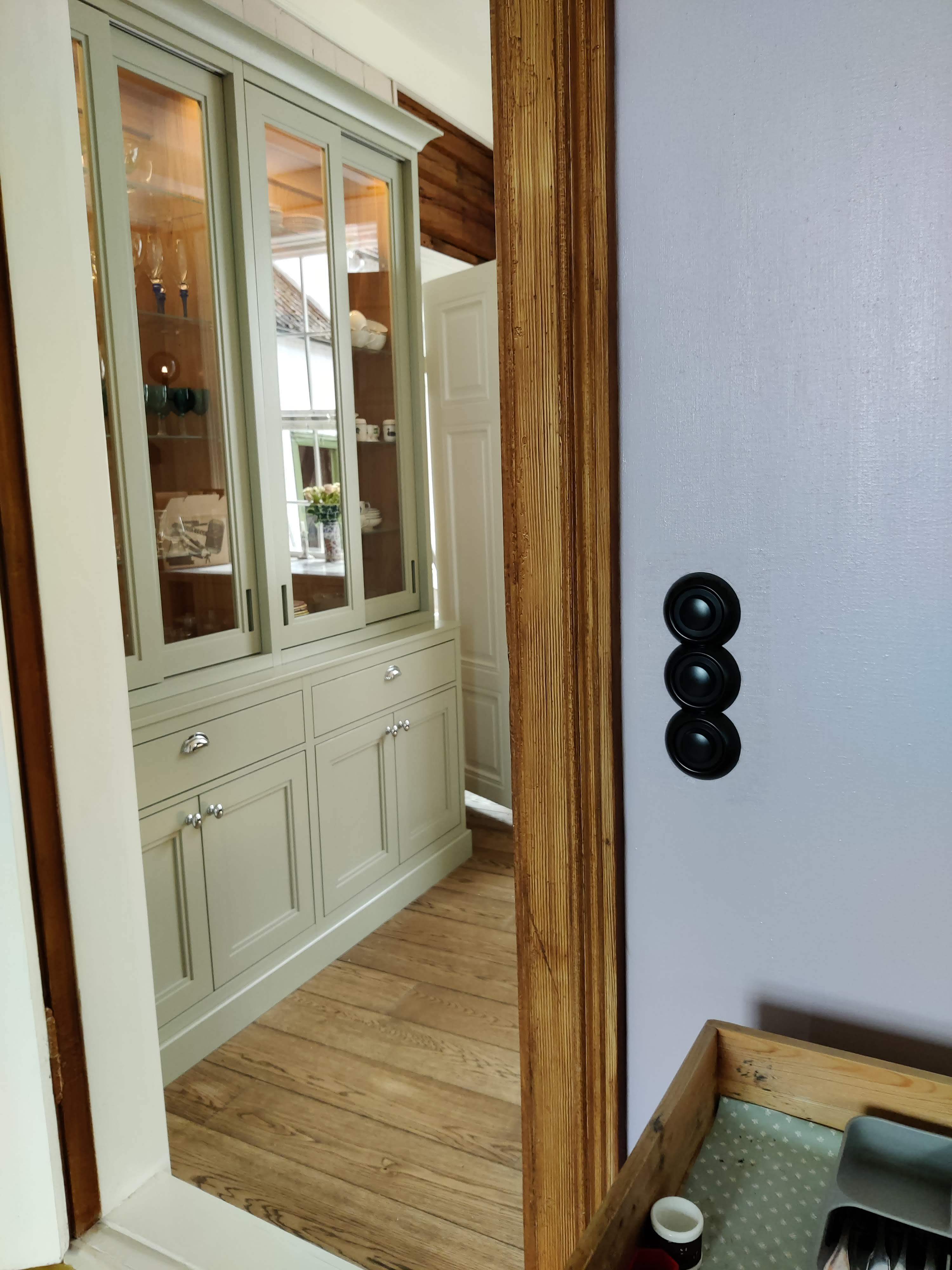 Runde sorte brytere installert på vegg. Foto.