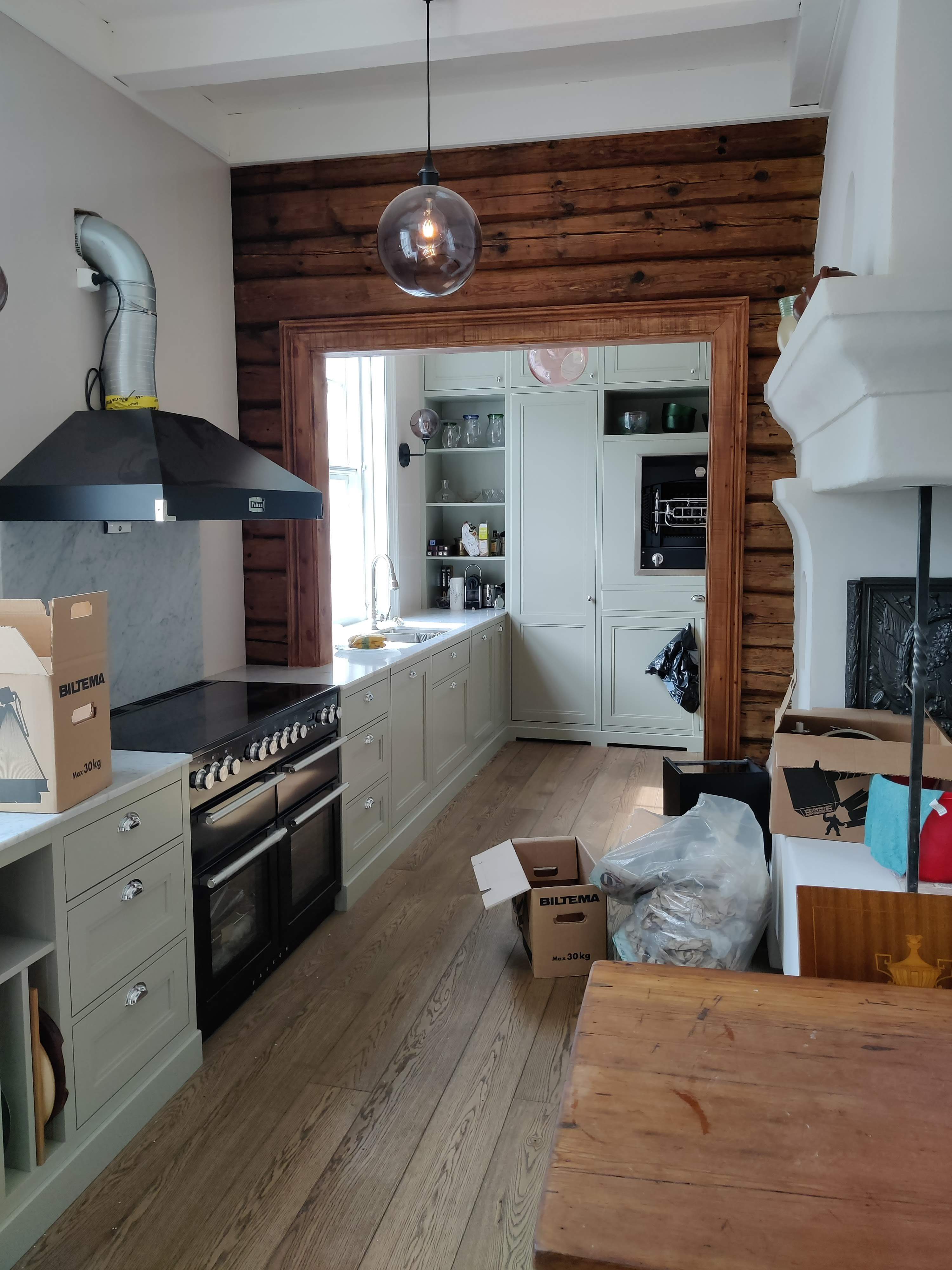 Kjøkken med ny belysning og komfyrvakt. Foto.