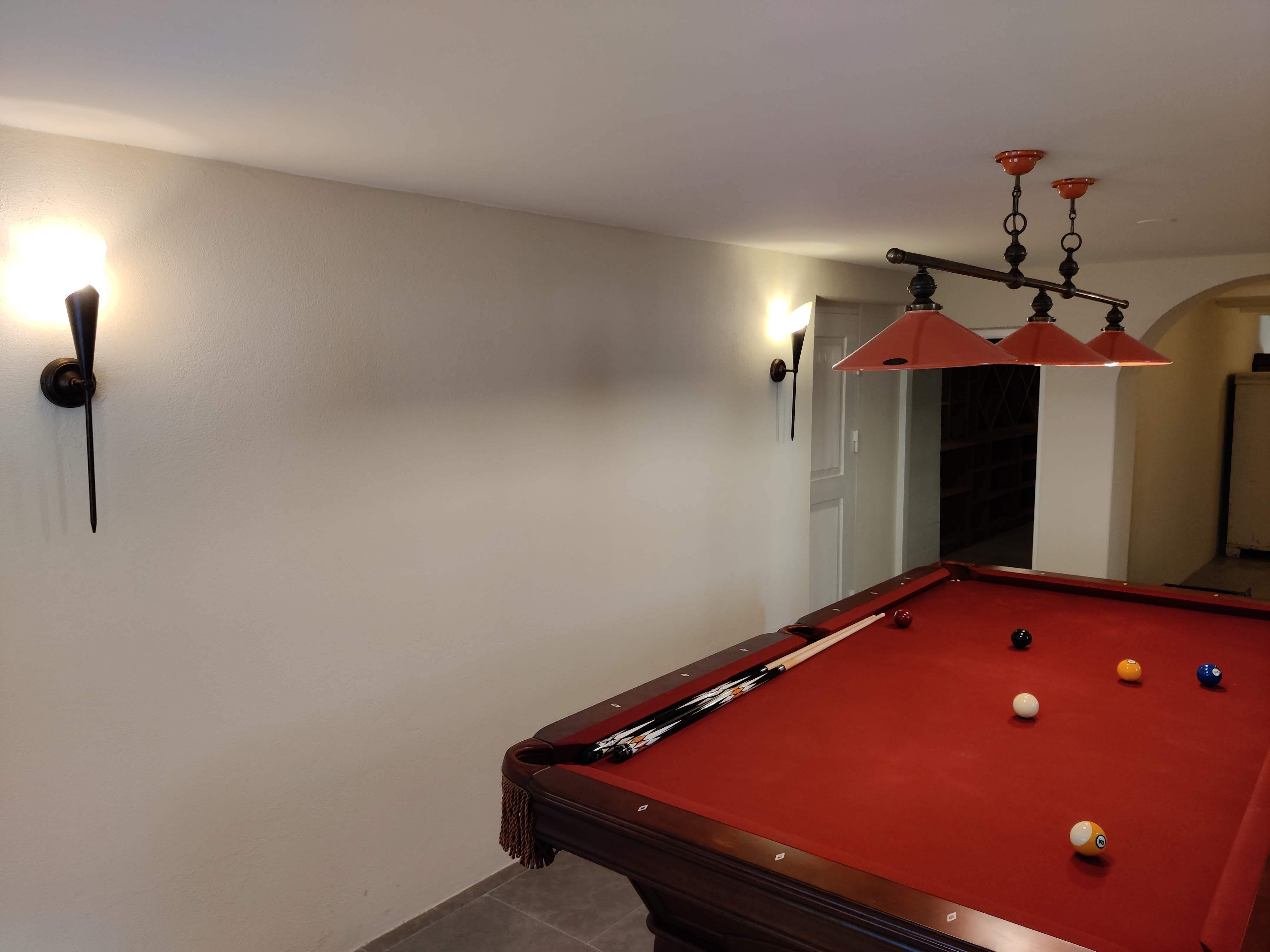 Biljardrommet har fått ny, god og flott belysning. Foto