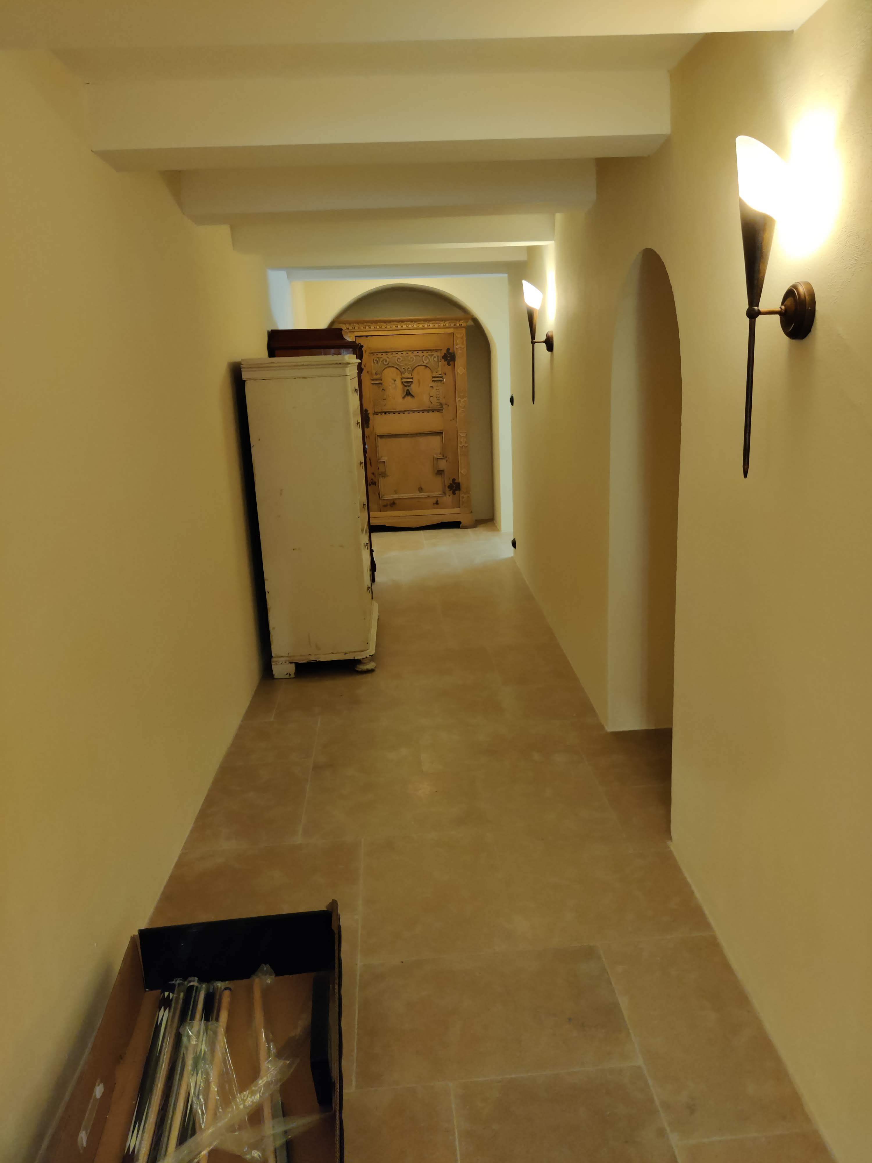 Gangen har fått nye og fine vegglamper. Foto