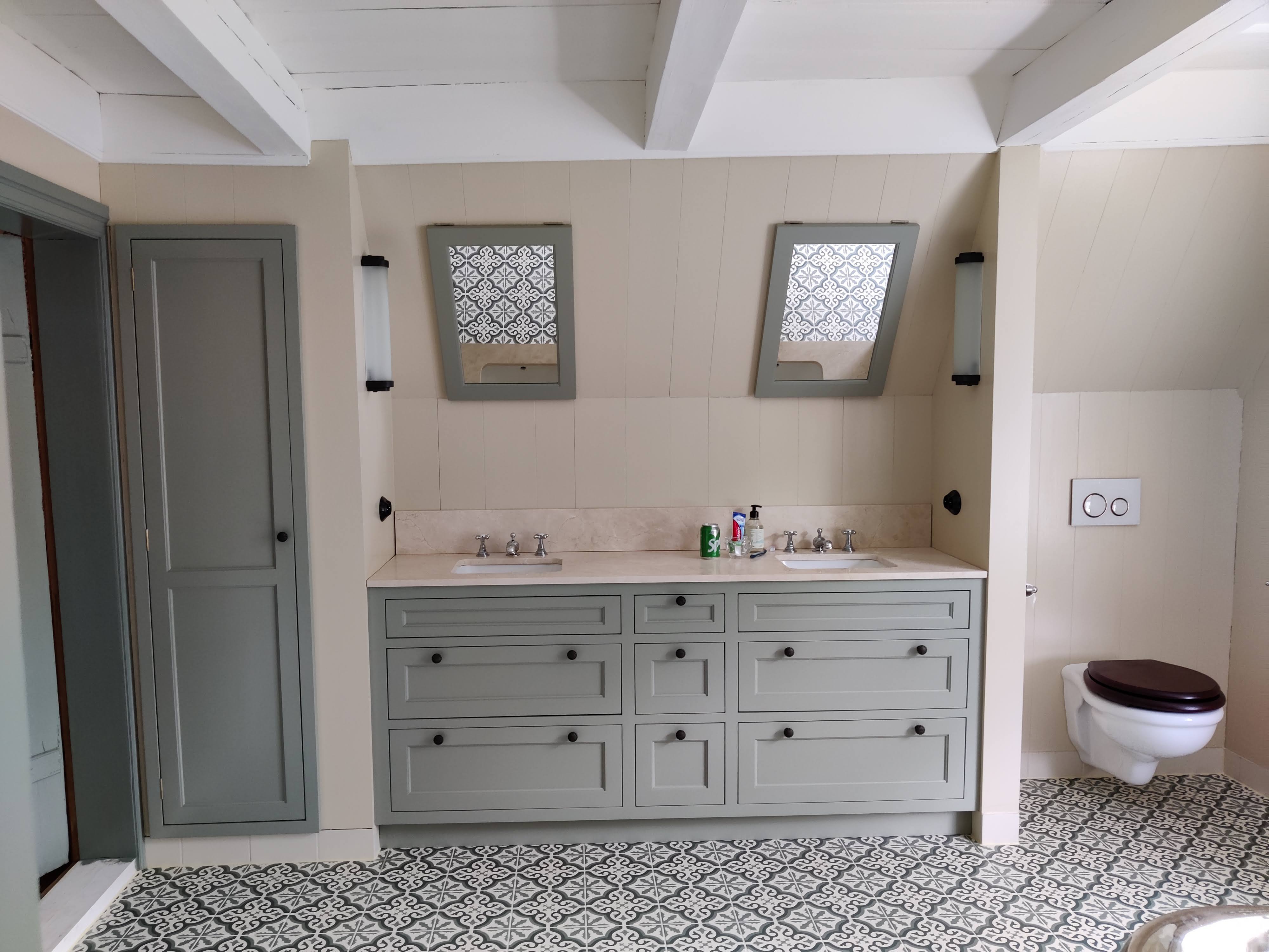 Bad med nye lamper. Foto.