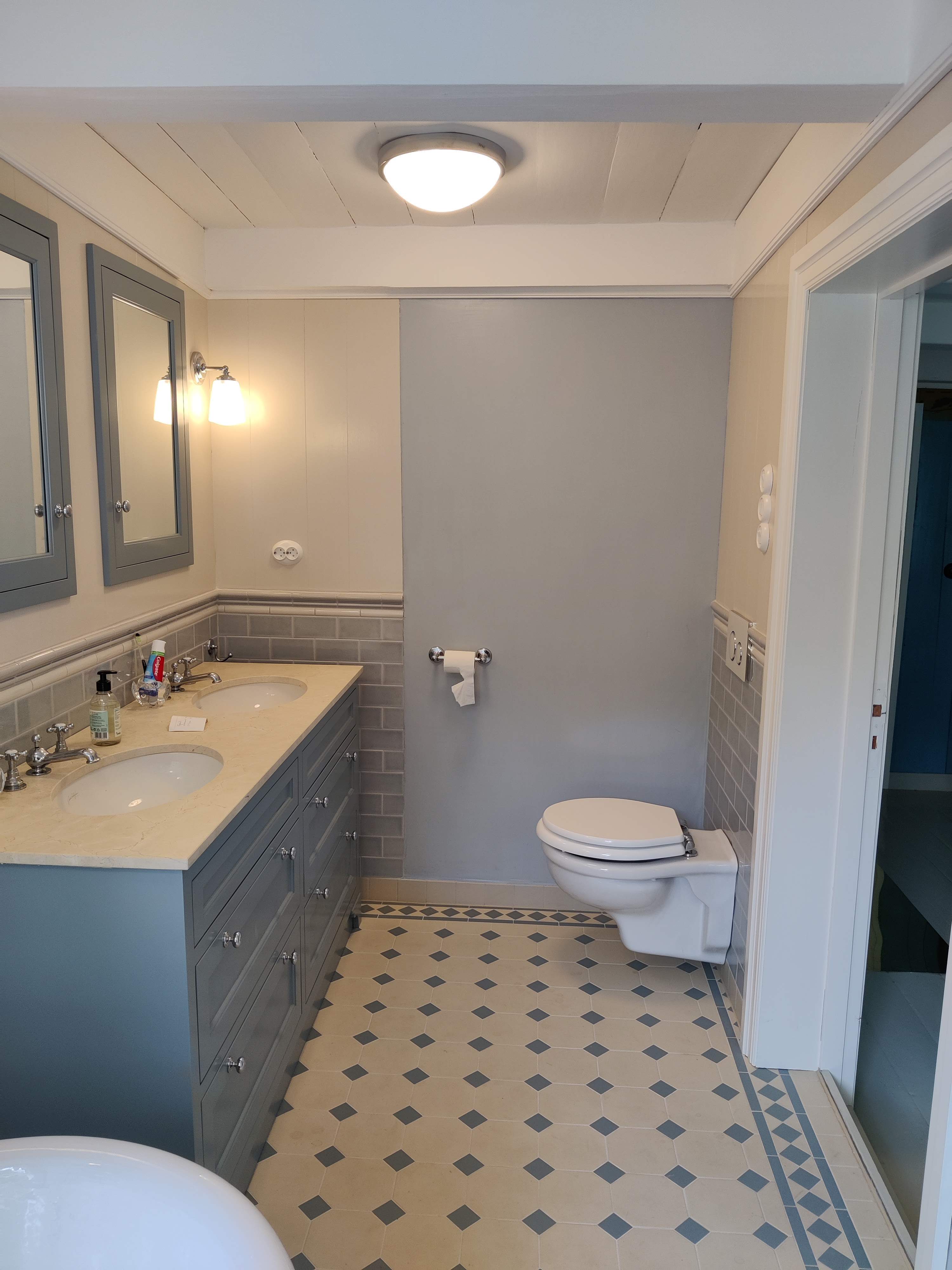 Enda et bad som har fått ny og flott belysning. Foto.