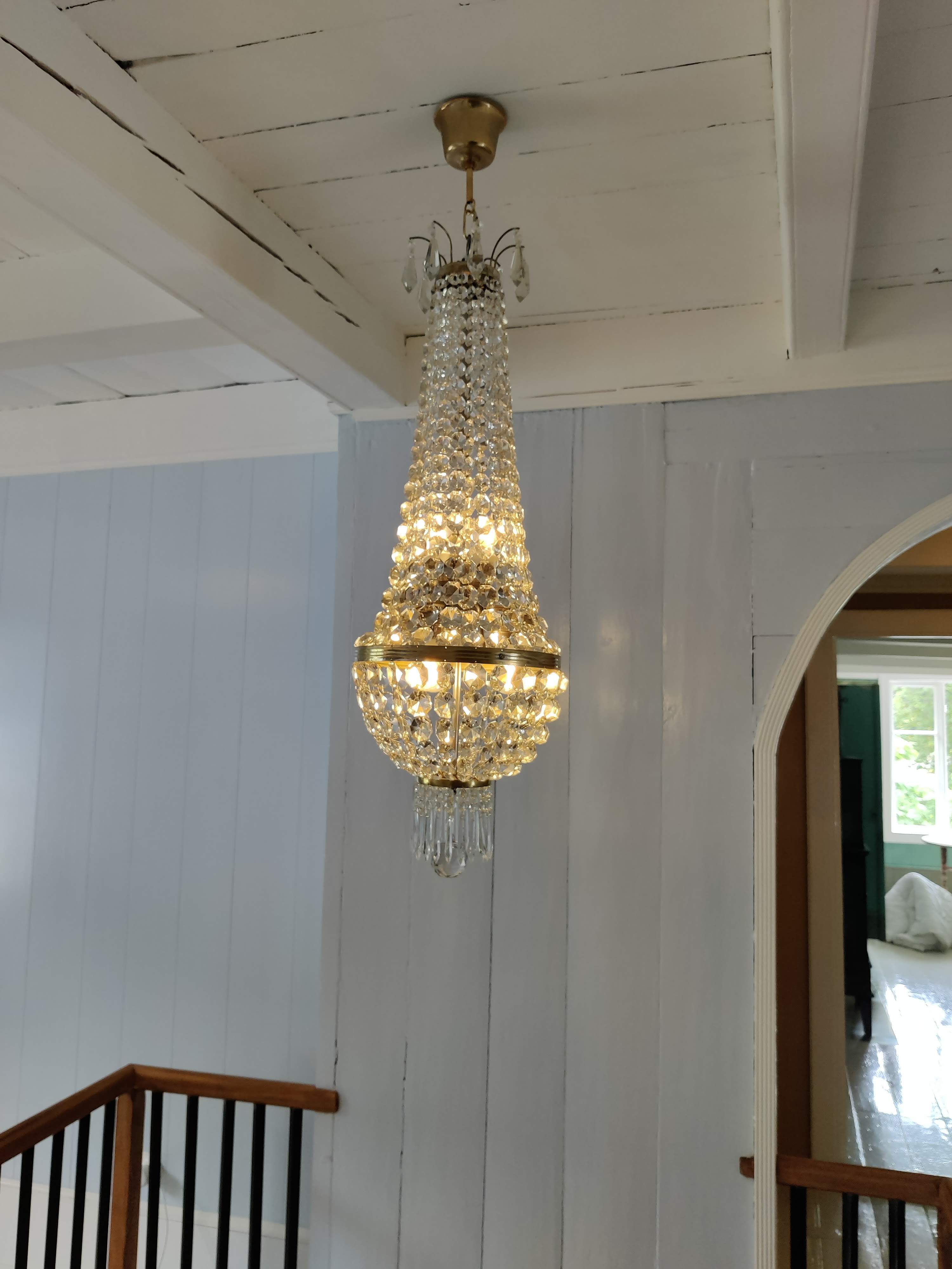 Lysekrone installert i trappeoppgang. Foto.