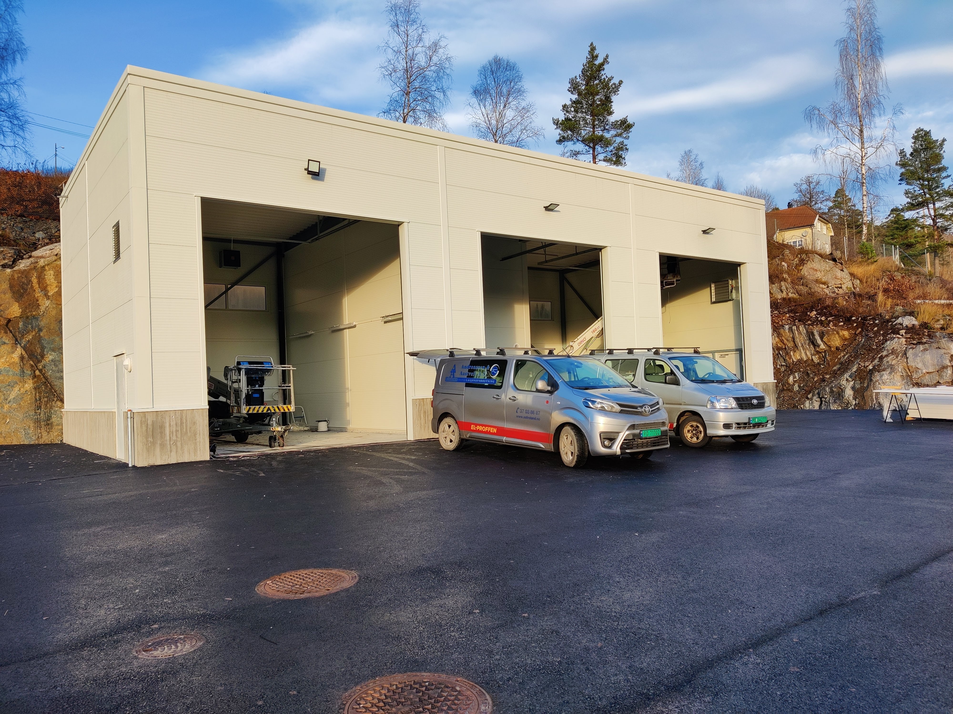 Stor vaskehall med Andreassen & Aastveit AS bil i front. Nyvasket. Foto.