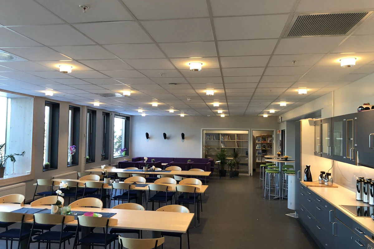 belysning i skolens kantine