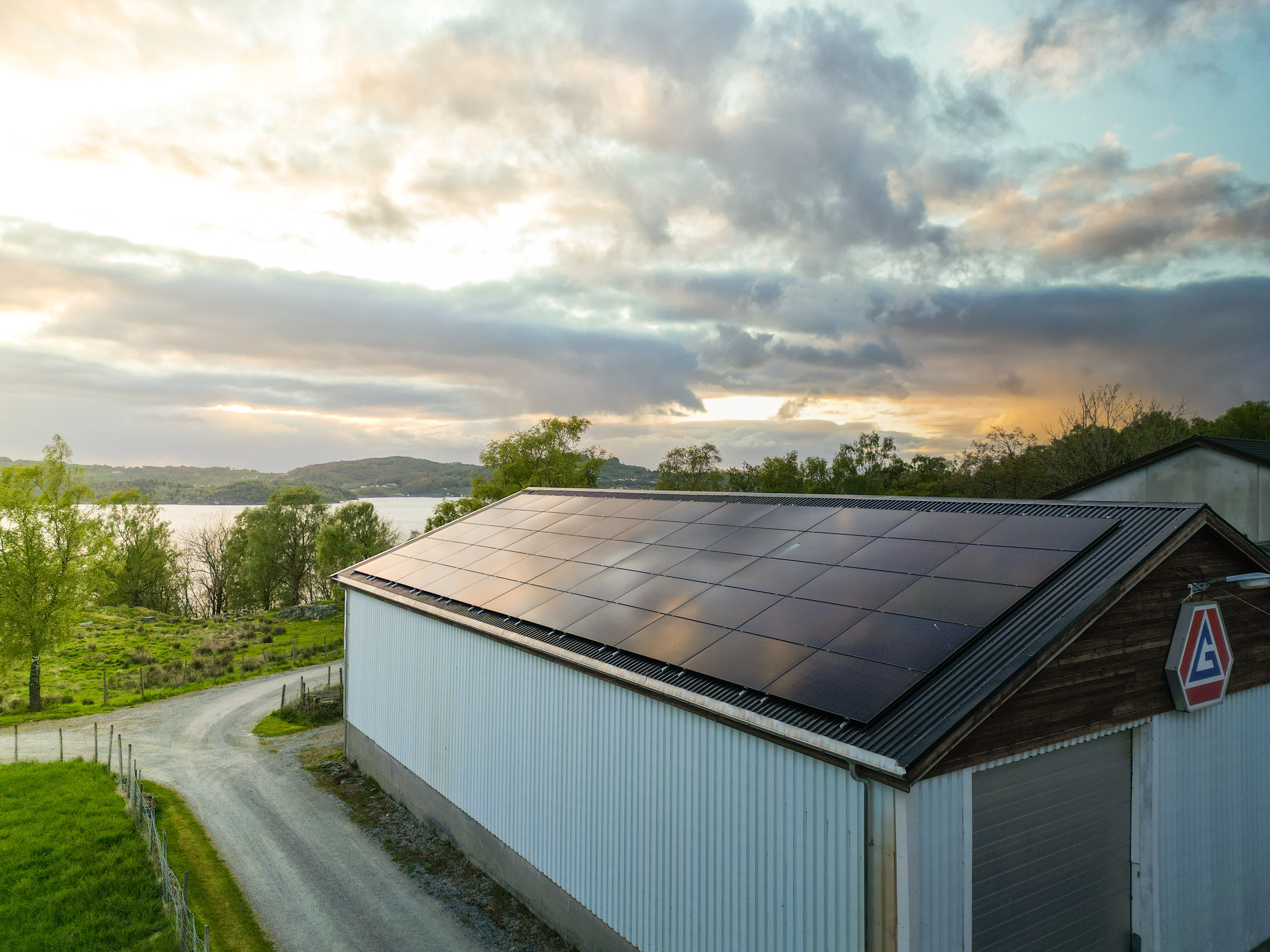 Solceller på taket i solnedgang