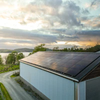Solceller på taket i solnedgang