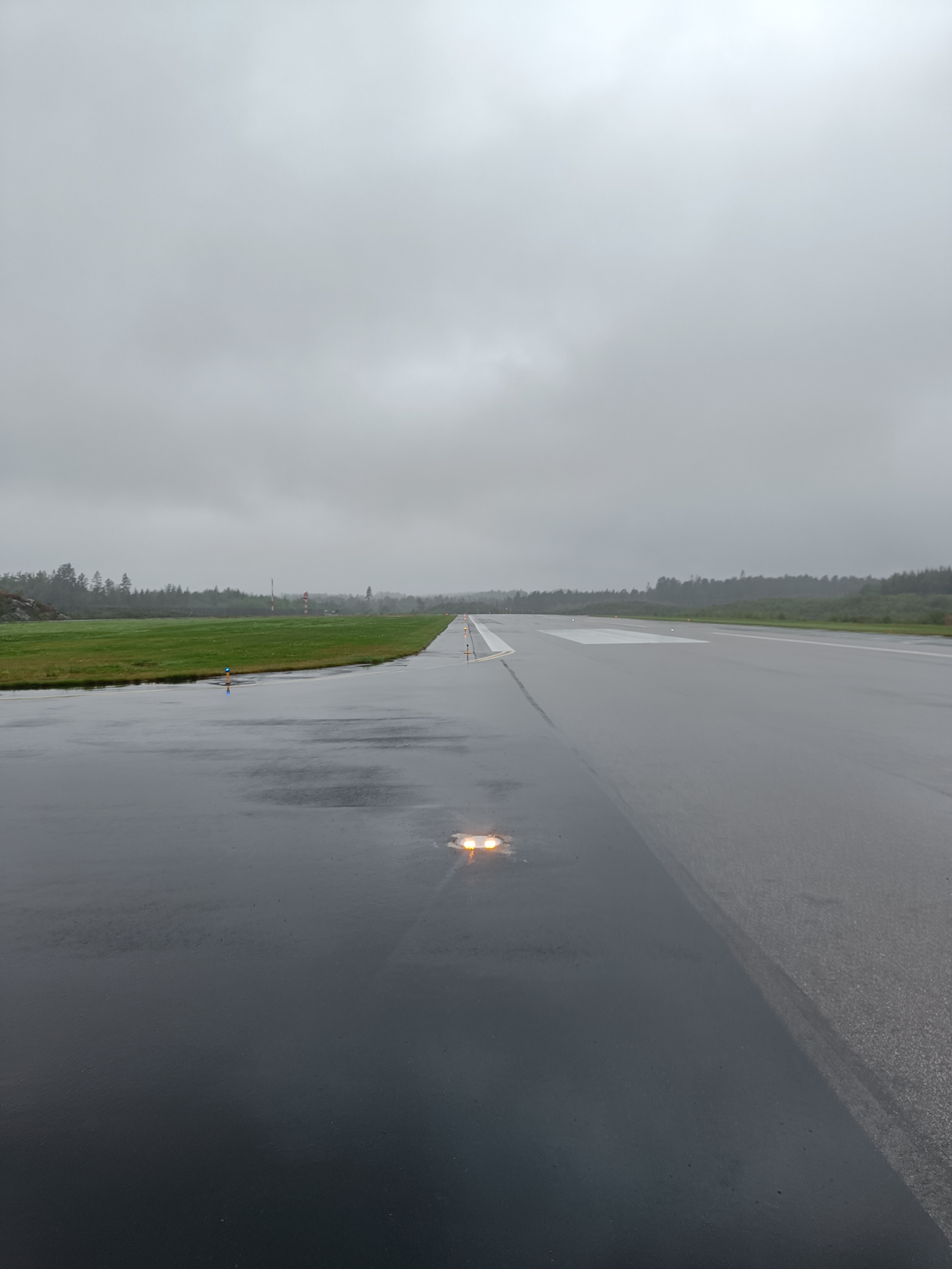 Utsikt over rullebanen med lys langs kanten. Foto.