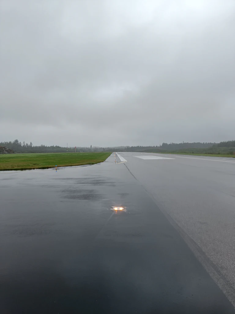 Utsikt over rullebanen med lys langs kanten. Foto.