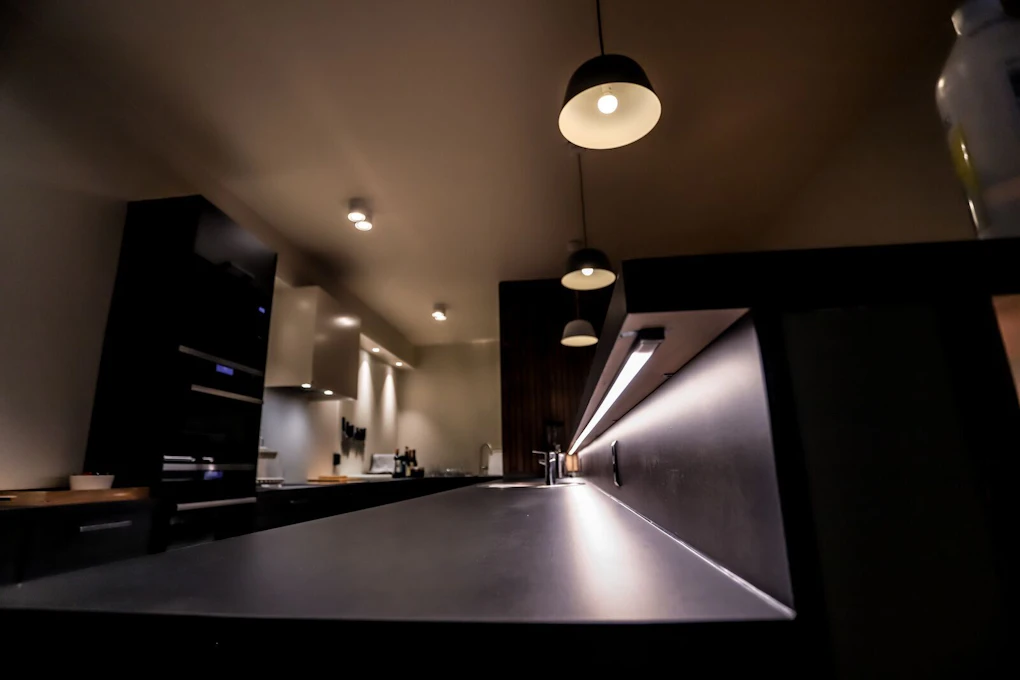 Kjøkkenbelysning lamper og downlights, samt led stripe under kjøkkenbenken. Foto