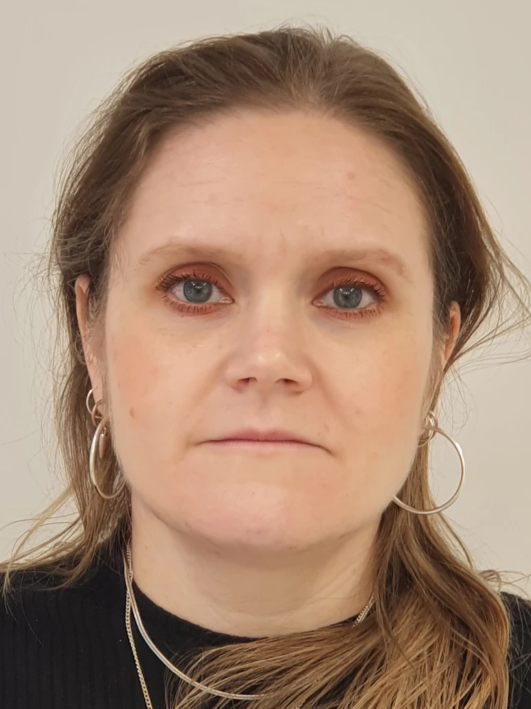 Kristin Krossnes er kontormedarbeider. Foto.