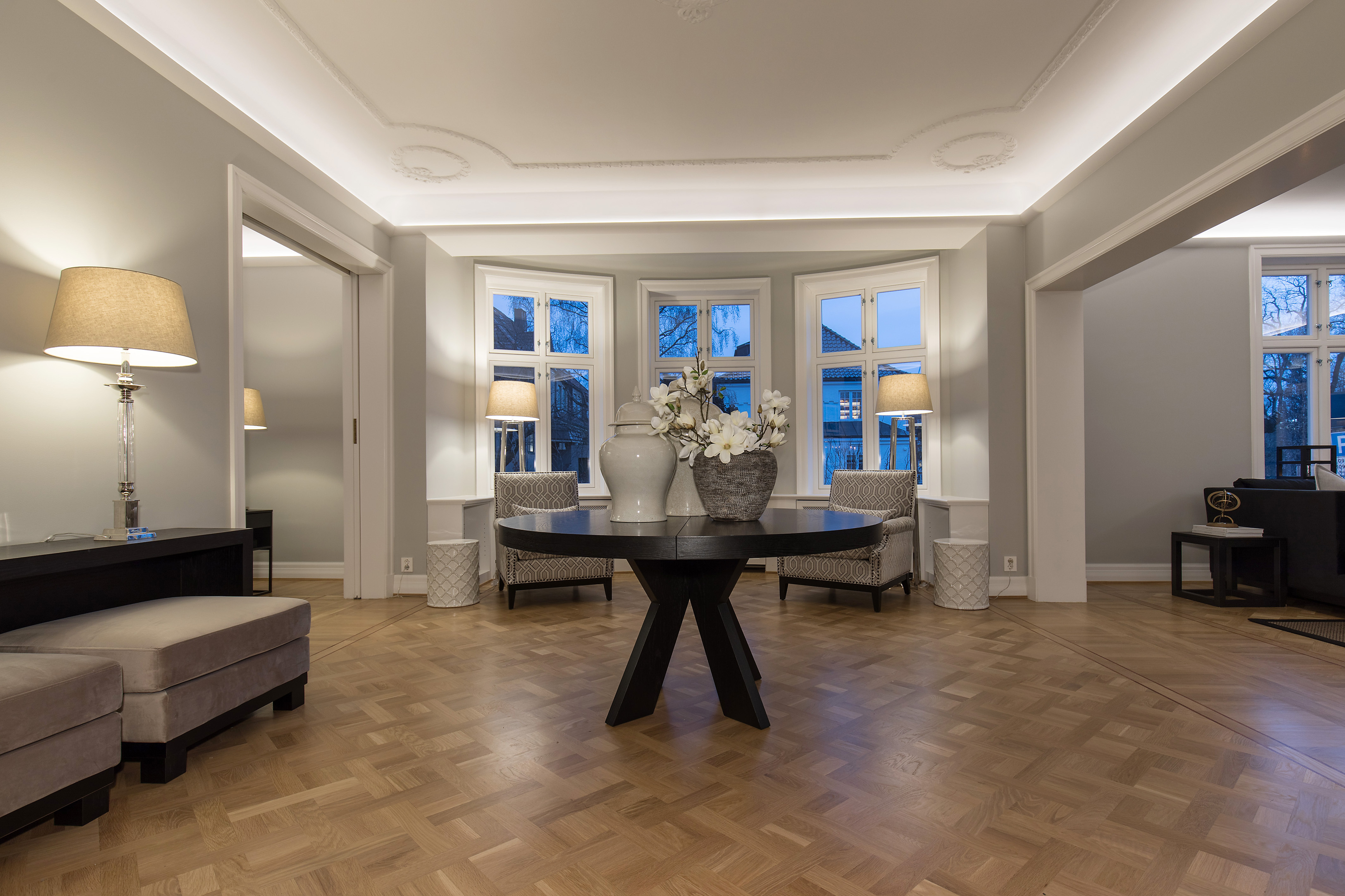 Bilde av stuen med LEDstripe i taklist. foto