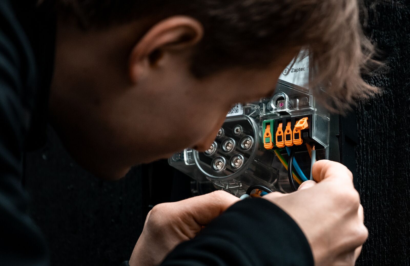 Elektriker monterer en Zaptec Go elbillader. Foto