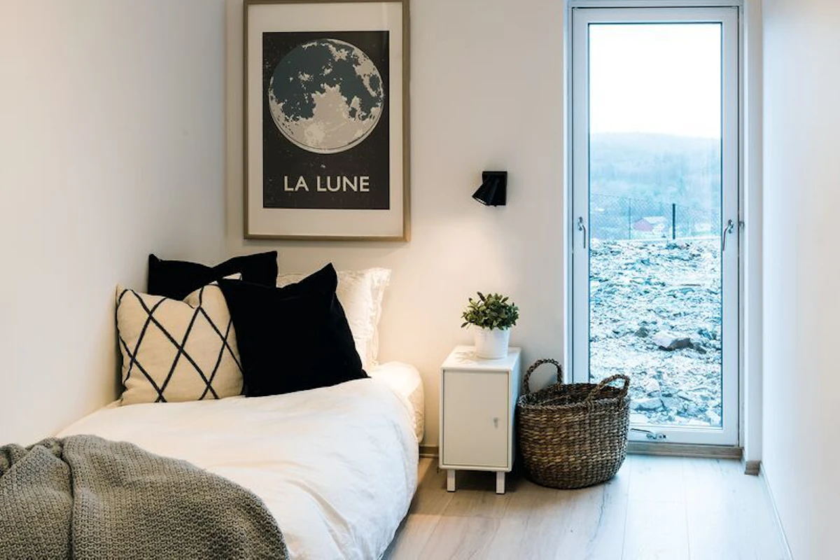 Soverom med taklampe og leselampe