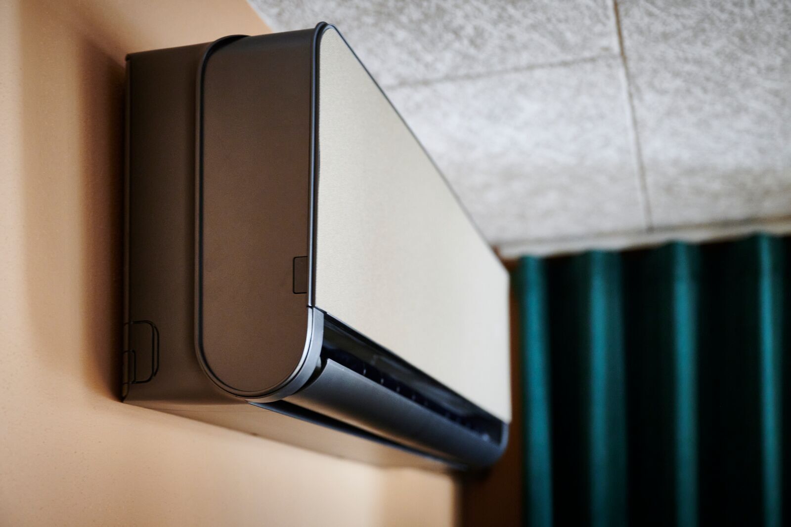 Bildet viser en ELL Front Varmepumpe på vegg. Foto.