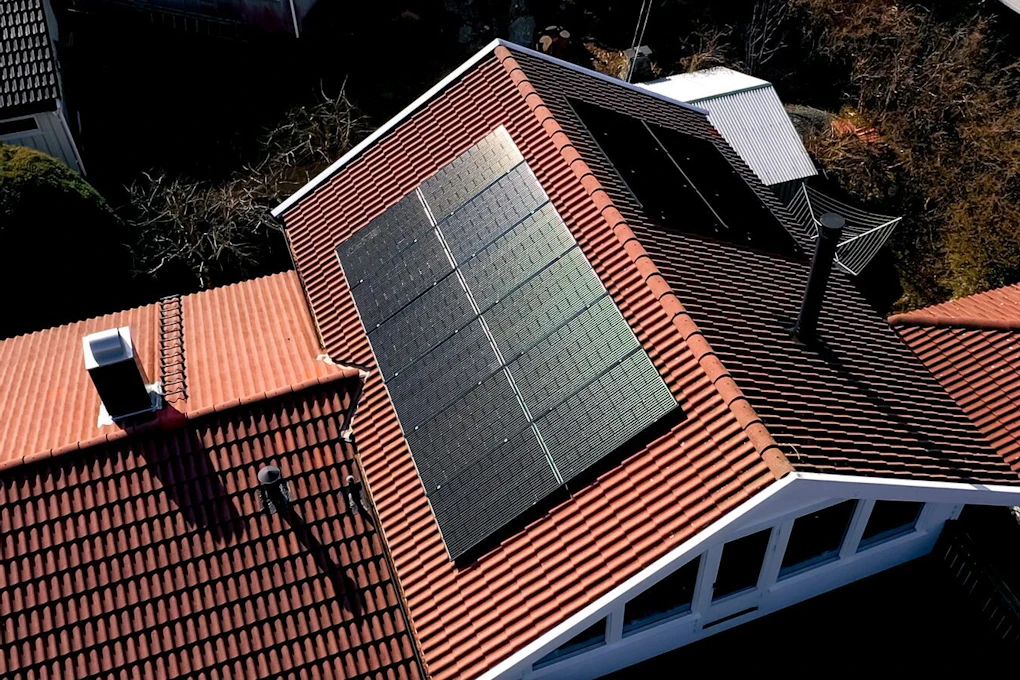 Solcelleanlegg på bygning på Lista. Dronefoto