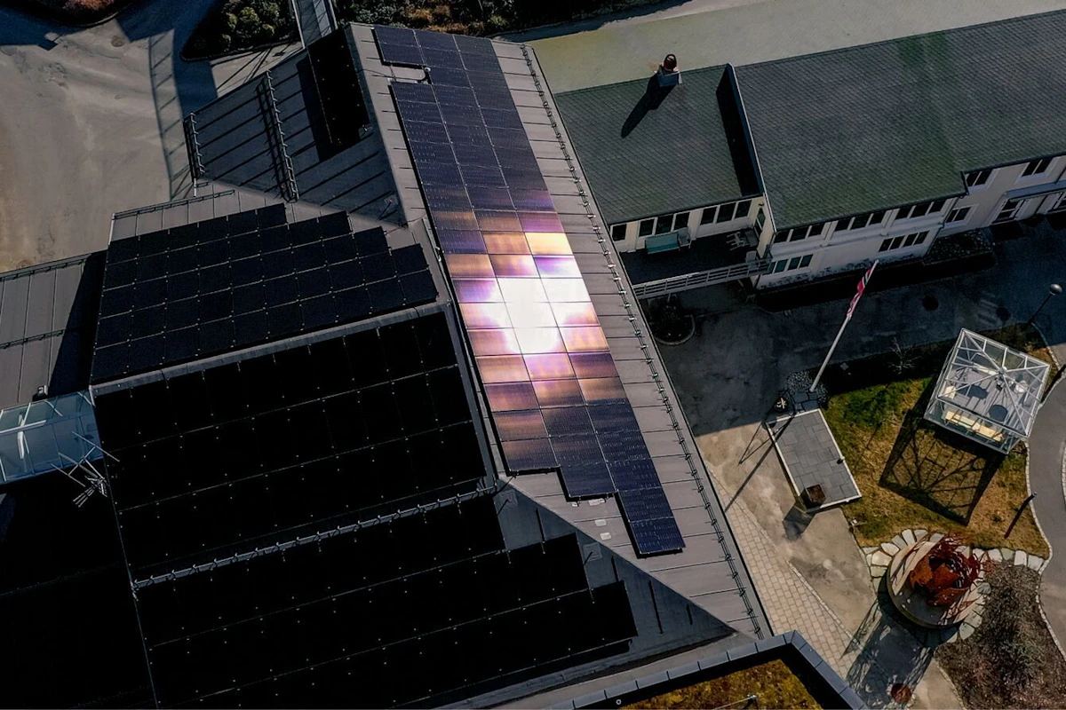 Solcelleanlegg montert på Listaheimen. Dronefoto