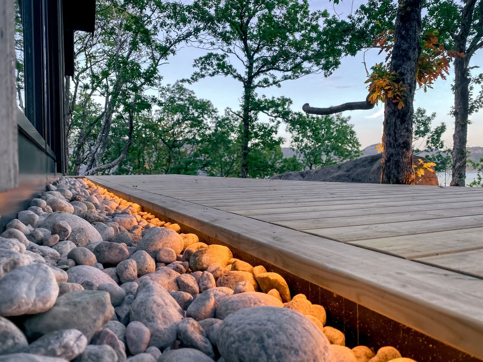 Bildet viser rullestein og terrasse, opplyst av en ledstripe. Foto.