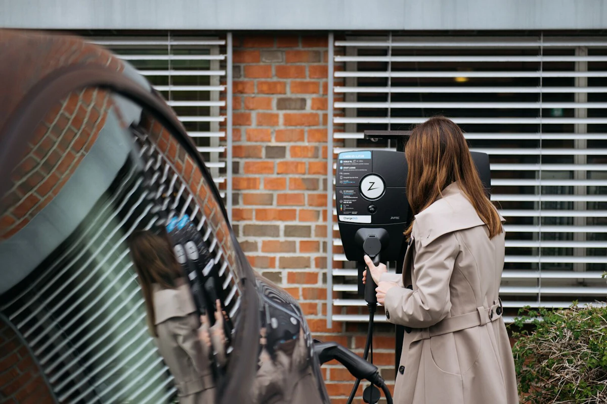 Lading av elbil. Foto.