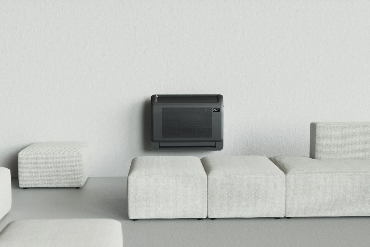 Bilde av Ell Solid varmepumpe ved en hvit sofa. Foto