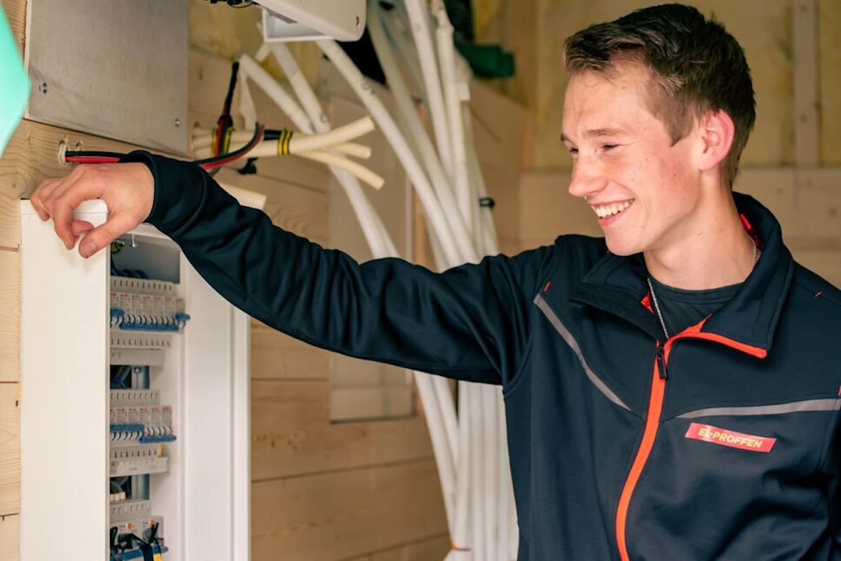 Elektriker står med sikringsskap