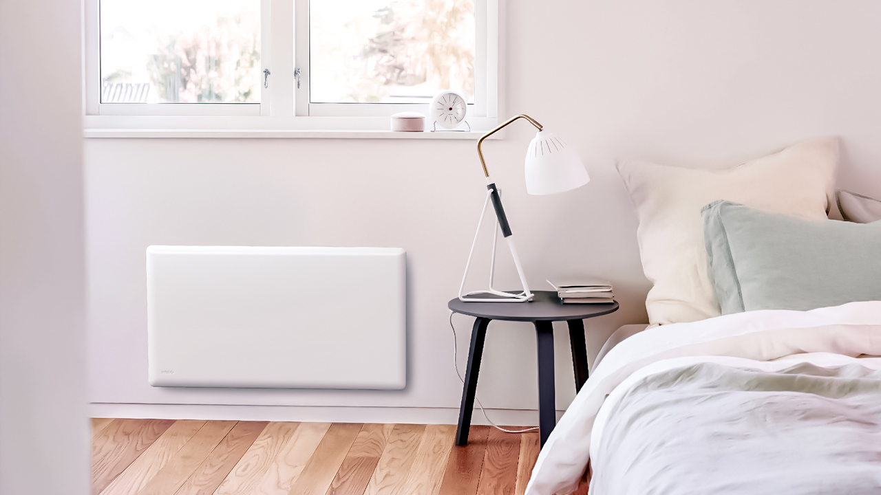 Panelovn fra Nobø hengt under vinduet på soverom. Foto.