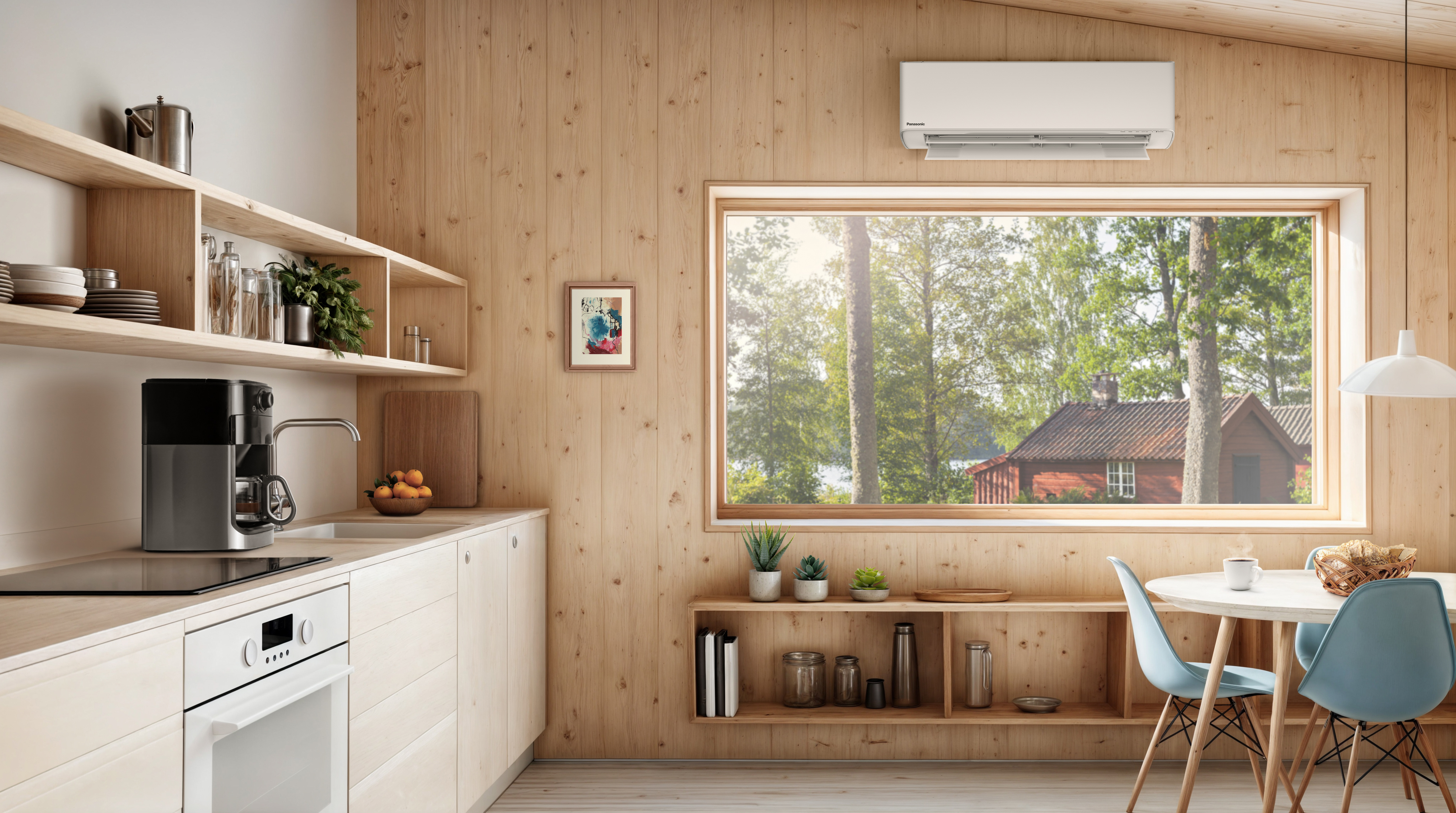 Panasonic varmepumpe montert over et vindu.