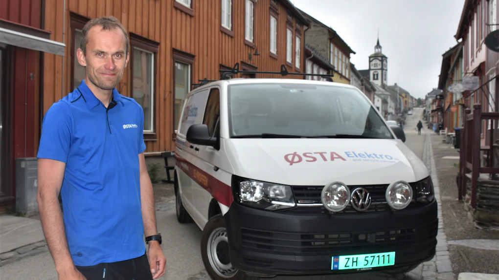 Bilde av Østa Elektro sin ansatt Per Arne Mikkelsen for inngangen til salgskontoret i Kjerkgata 4 på Røros. Bilde