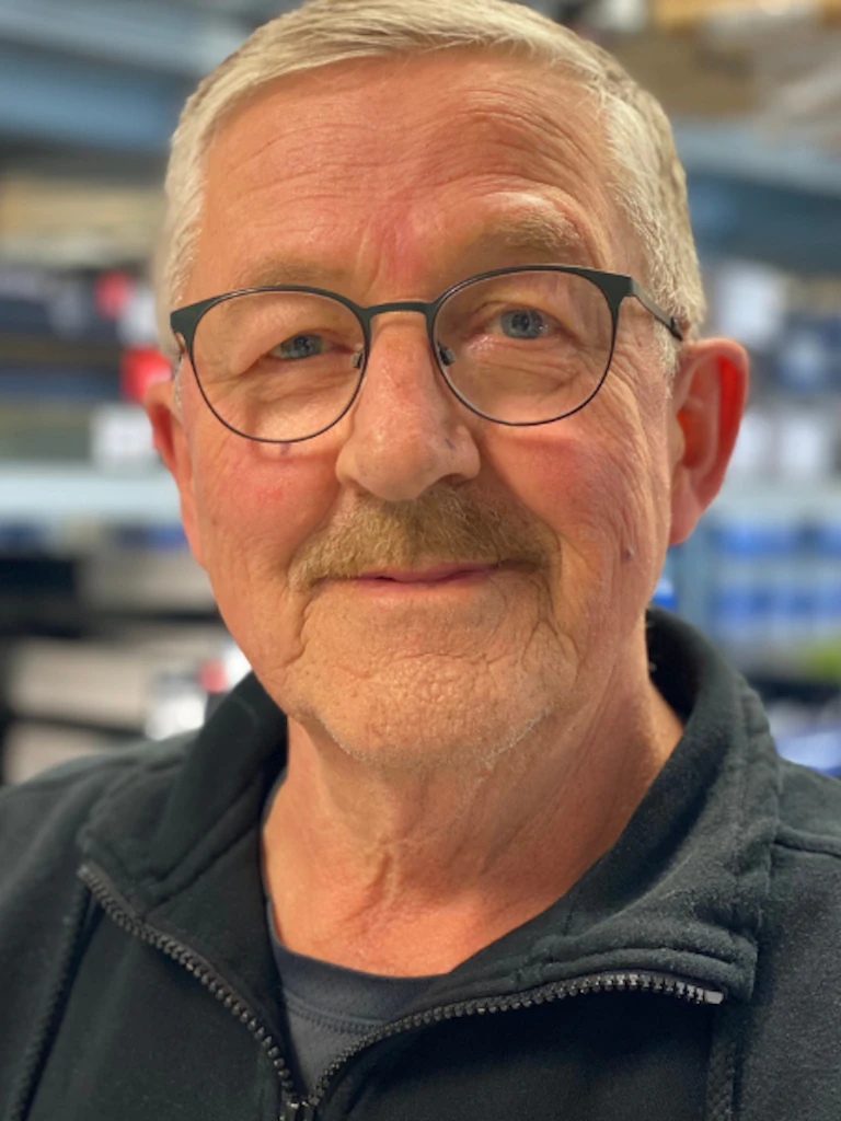ØSTA Elektro sin kundebehandler og lageransvarlig. Foto