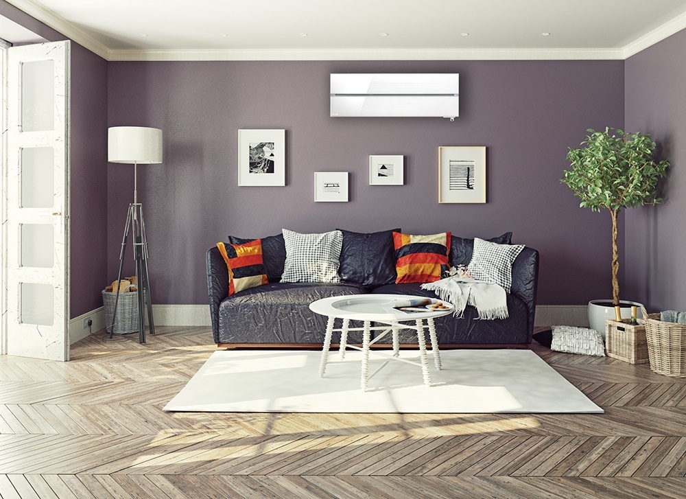 Mitsubishi Electric viser bilde av bestselgeren Kaiteki i fargen hvit hengende på vegg i en stue. Bilde