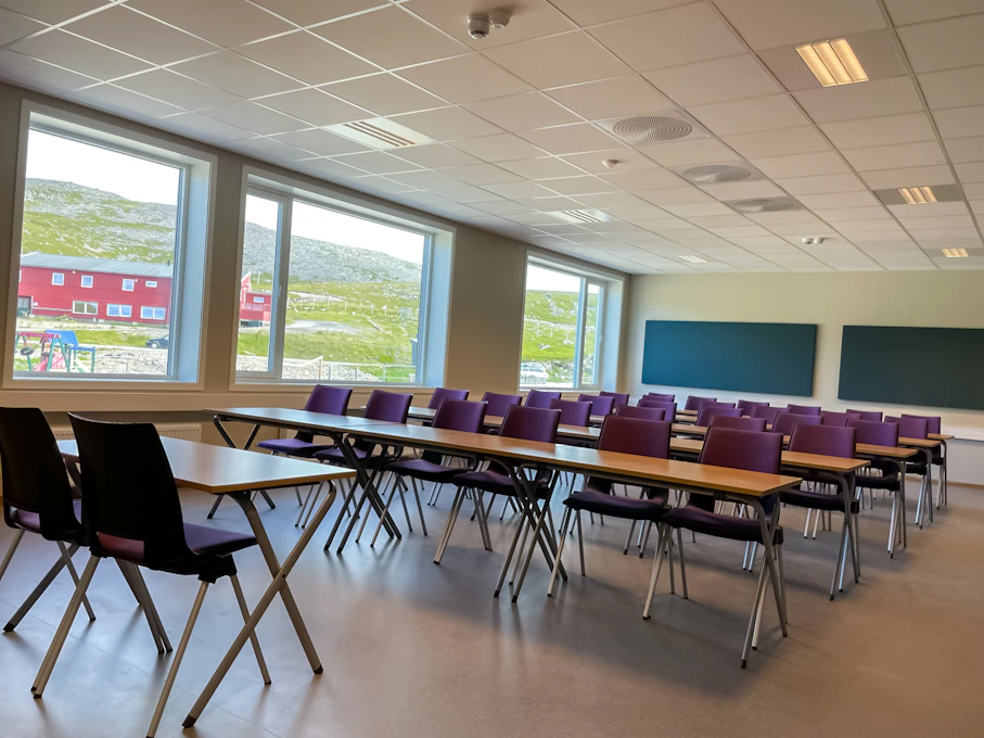 Godt opplyst klasserom på Reidalen Skole i Hammerfest. Elektroinstallasjon utført av Gagama Elektro.