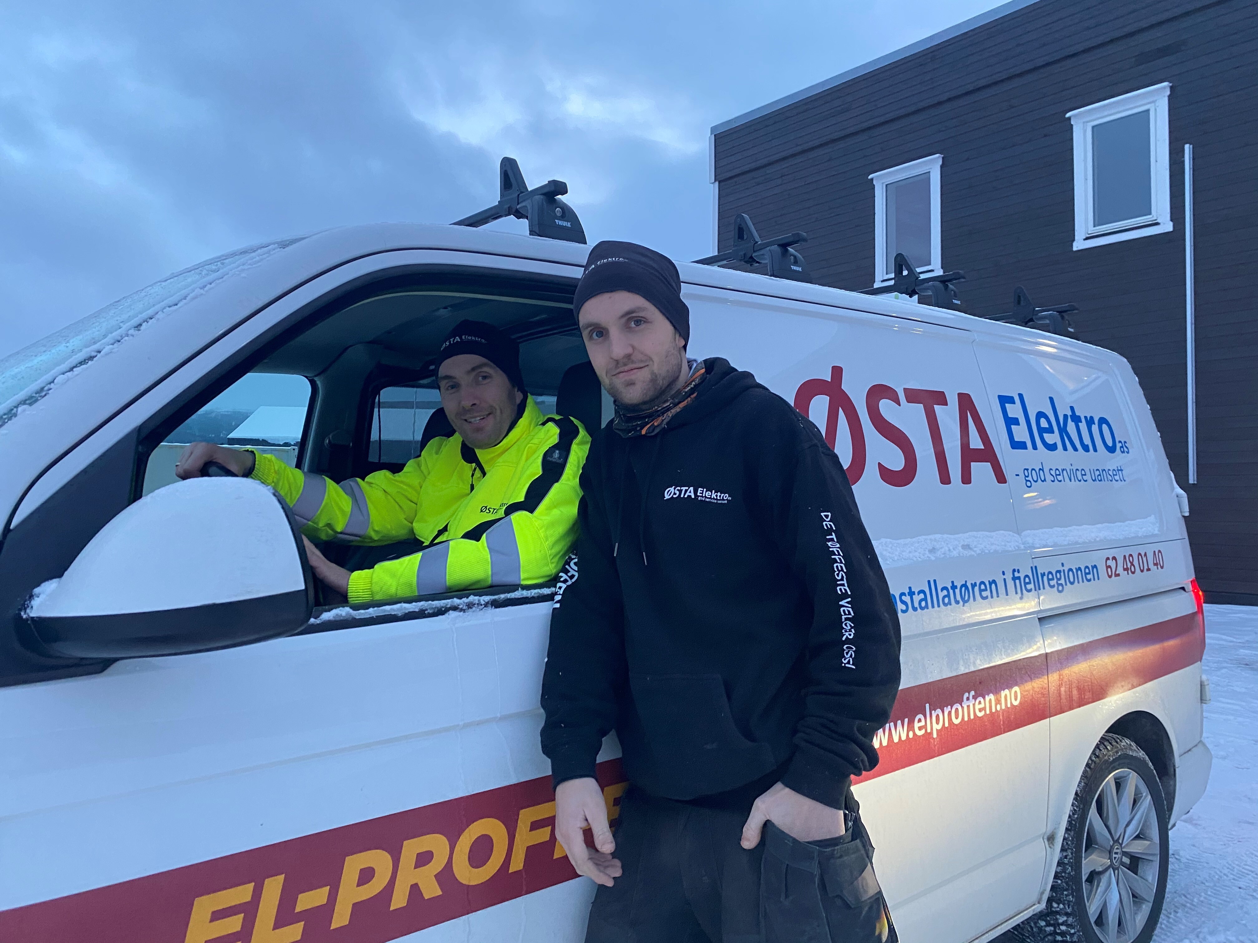Roar og Vebjørn er ansatte i Elektro Øst i bil utenfor hovedkontoret på Tynset. Foto