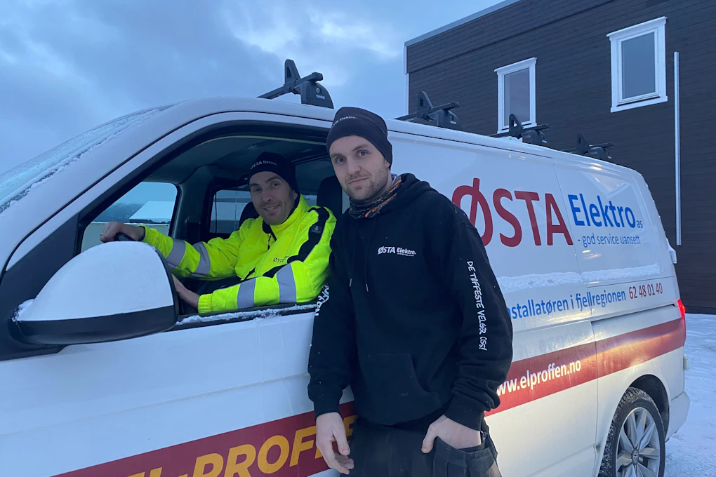 Roar og Vebjørn er ansatte i Elektro Øst i bil utenfor hovedkontoret på Tynset. Foto