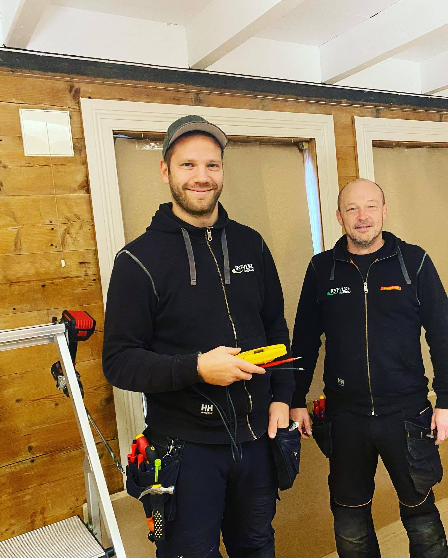 To hyggelige elektrikere fra Ryfylke elektro. Foto.