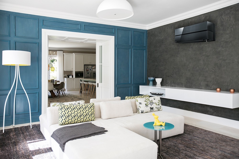 Mitsubishi Electric viser bilde av bestselgeren Kaiteki i fargen safirsort hengende på vegg i en stue. Bilde