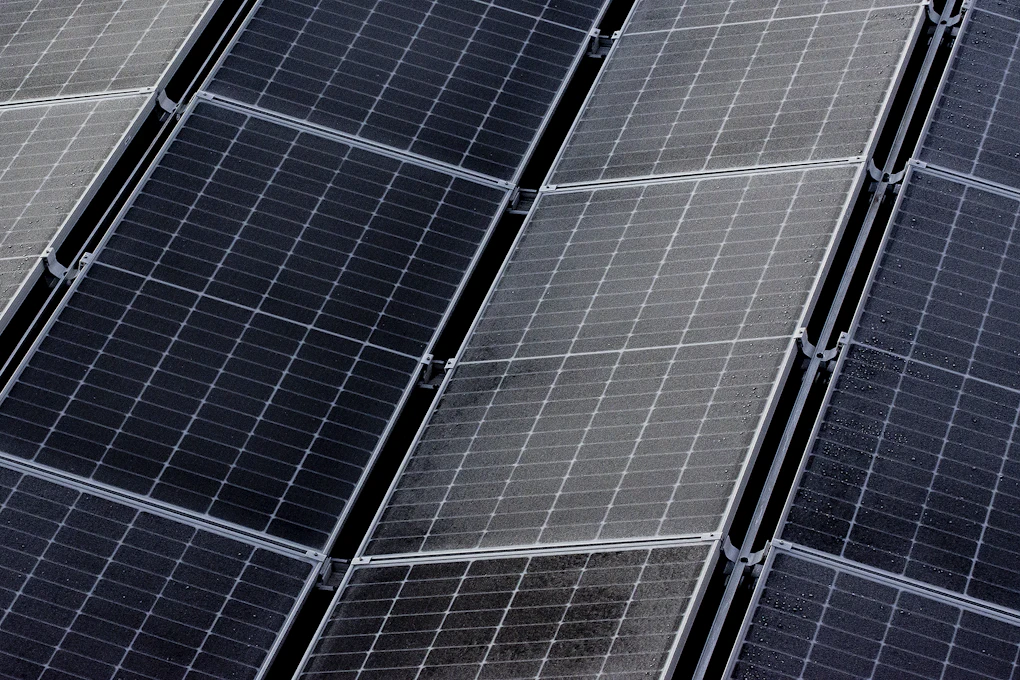 Nærbilde av solcelle-installasjon
