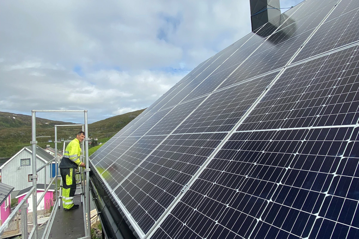 Solcelleanlegg installert av Gagama Elektro i Akkarfjord på Sørøya, Hammerfest. Montør utfører installasjon.