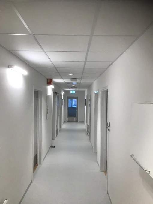 Godt opplyst korridor hos Hammerfest Tannklinikk installert av Gagama Elektro