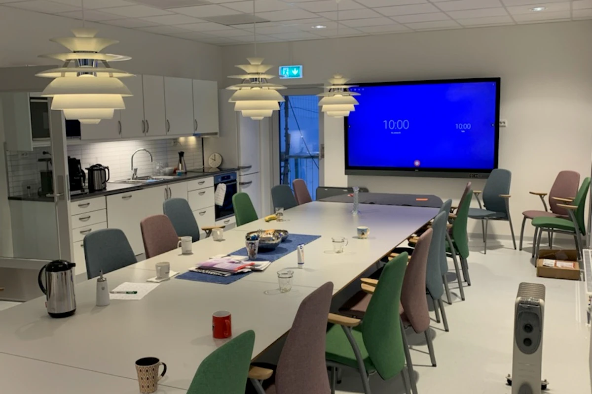 Belysning og presentasjonsoppsett hos Hammerfest Tannklinikk installert av Gagama Elektro
