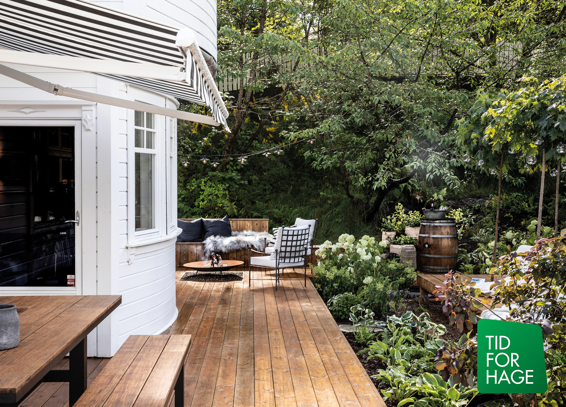 Tid for hage sesong 5 episode 5 Etterbilde mot sofaområdet. Nå med ny terrasse, sofaområdet og innrammet med planeter. Foto.