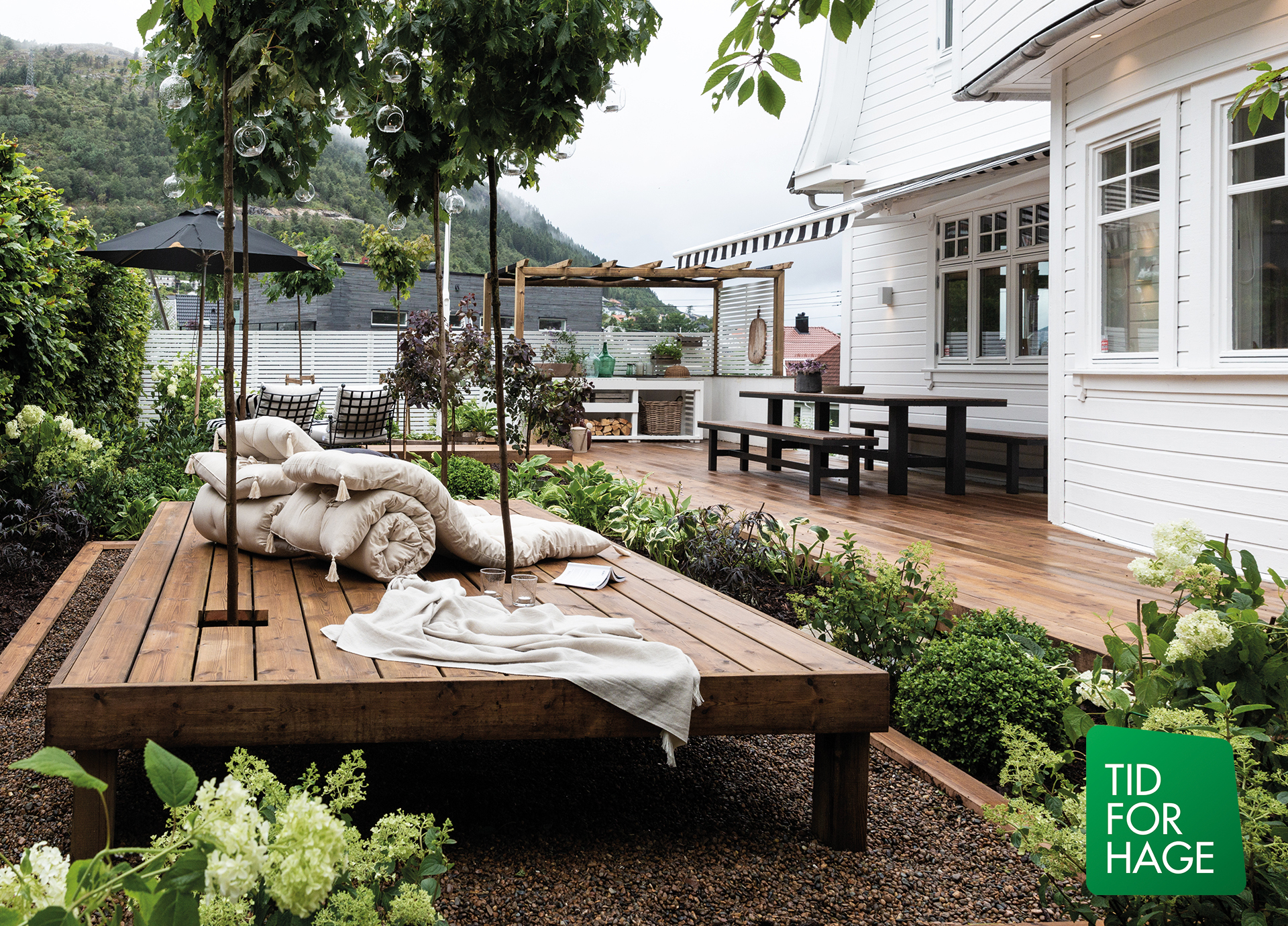 Tid for hage sesong 5 episode 5 Etterbilde mot utsikt hvor det nå er en flåte, trær, planter, elvesingel og hyggelige omgivelser. Foto.