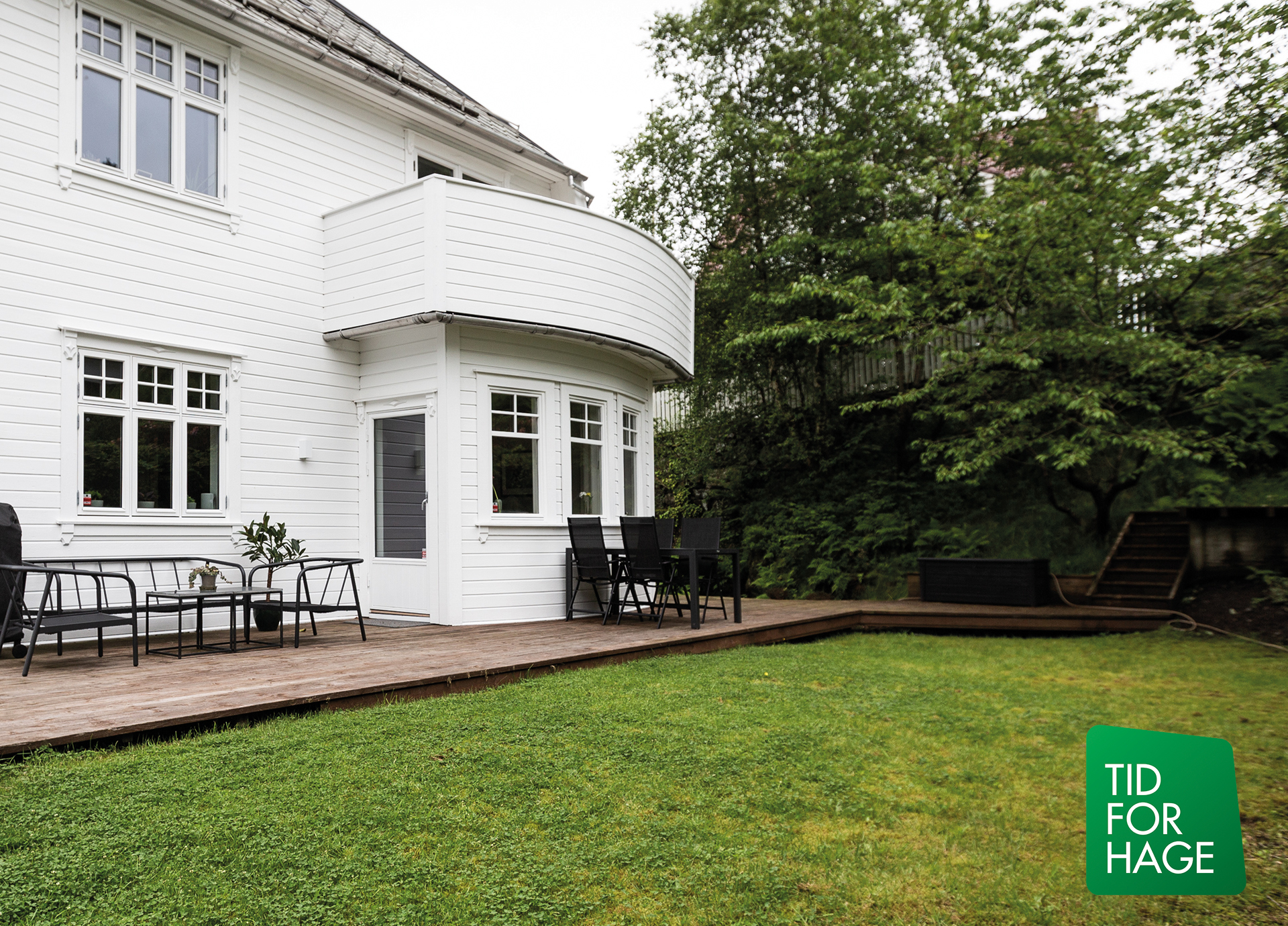 Tid for hage sesong 5 episode 5 Førbilde mot terrasse og sofa. Her en stor gressplen før. Foto.