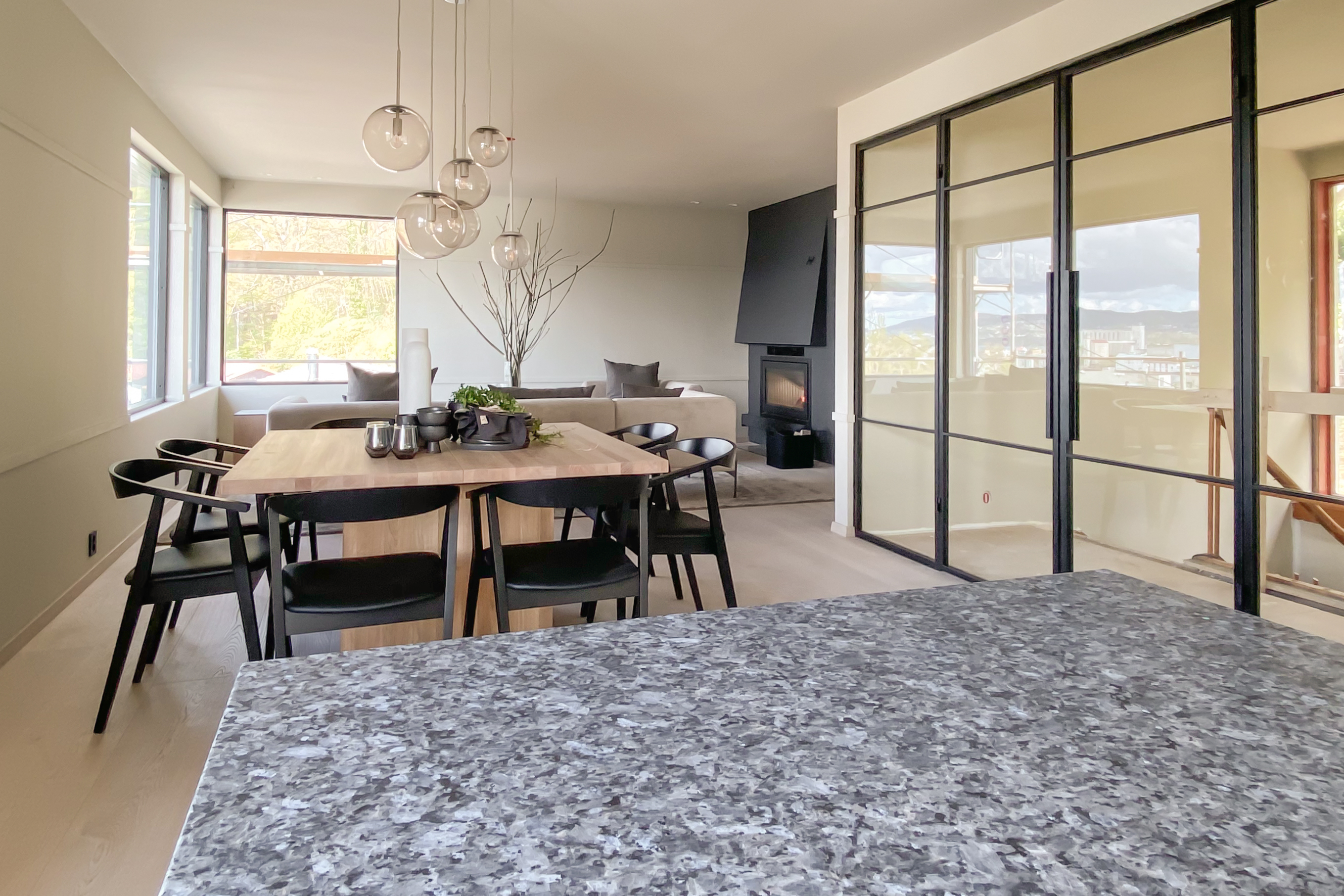 Viser etter-bilde av renoveringsprosjektet. Her mot stue og spisestue med innredning. Foto.