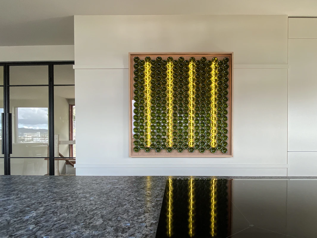 Glasskunst på veggen, med LED-striper for å gi en stilig effekt. Foto.