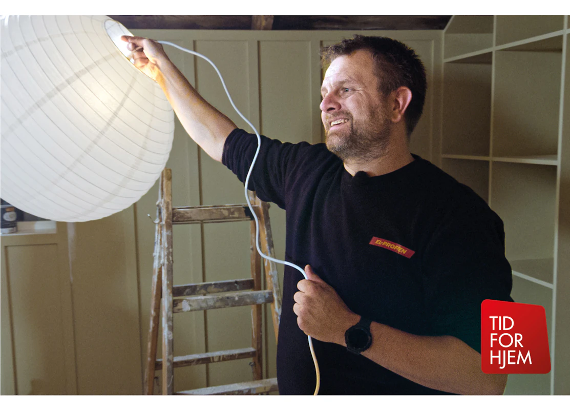 Tid fro hjem sesong 22 episode 9. Underveisbilde av Erik som sjekker taklampene. Foto.