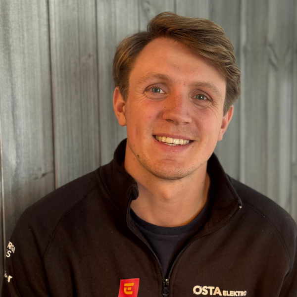 Bilde av Tobias som er ansatt som prosjektleder i ØSTA Elektro. Foto
