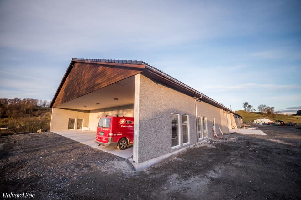 Bilde av fjørfehus, utendørs.