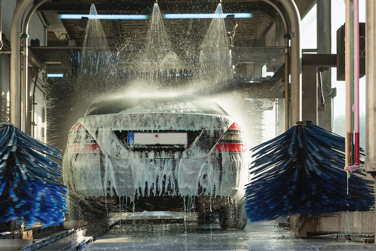 Bil i vaskehall med god belysning fra SG Armaturen sitt LED armatur som heter Farm 66. Bilde