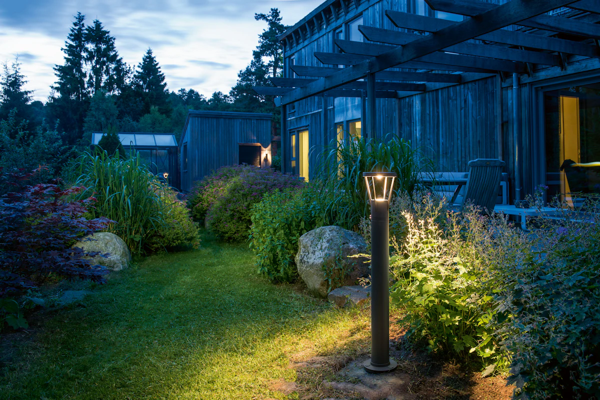 Dekorativ stoplelampe ute i hagen en sen sommerkveld